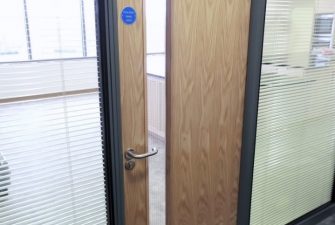 Chọn mua cửa gỗ công nghiệp cho văn phòng ra sao