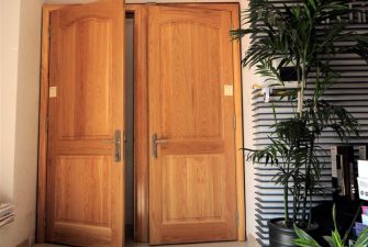 những cách chọn cửa gỗ