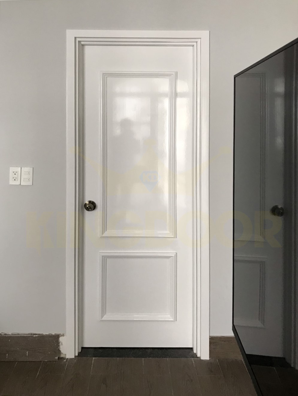 Cửa nhựa composite sơn pu trắng bóng phào chỉ nổi tân cổ điển