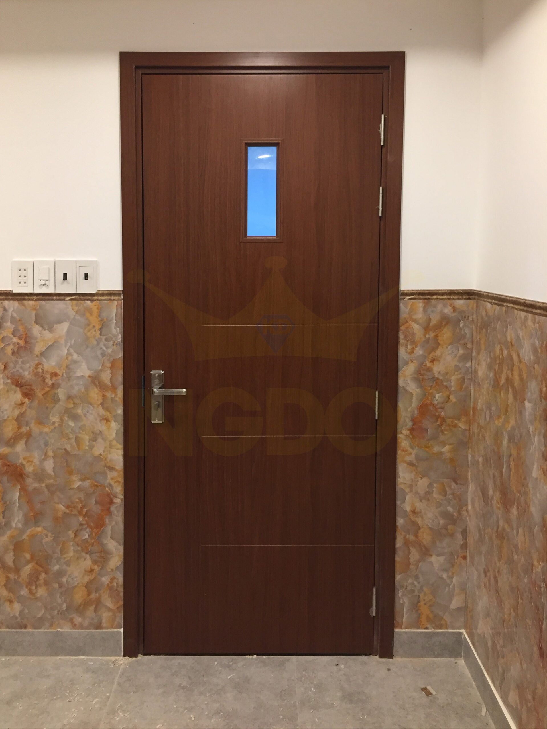 Cửa nhựa composite phủ da có ô kính