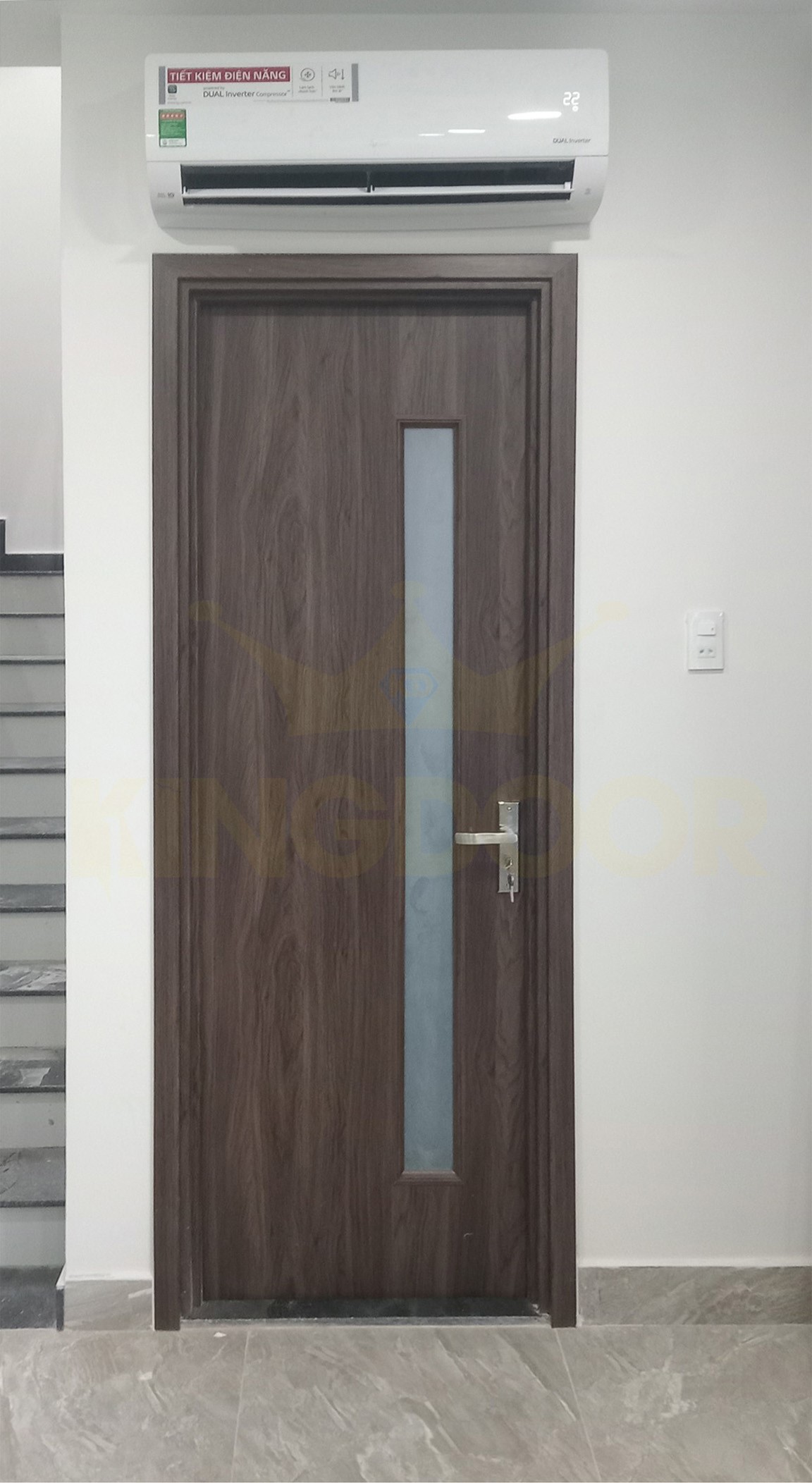 Cửa nhựa composite phủ da có ô kính