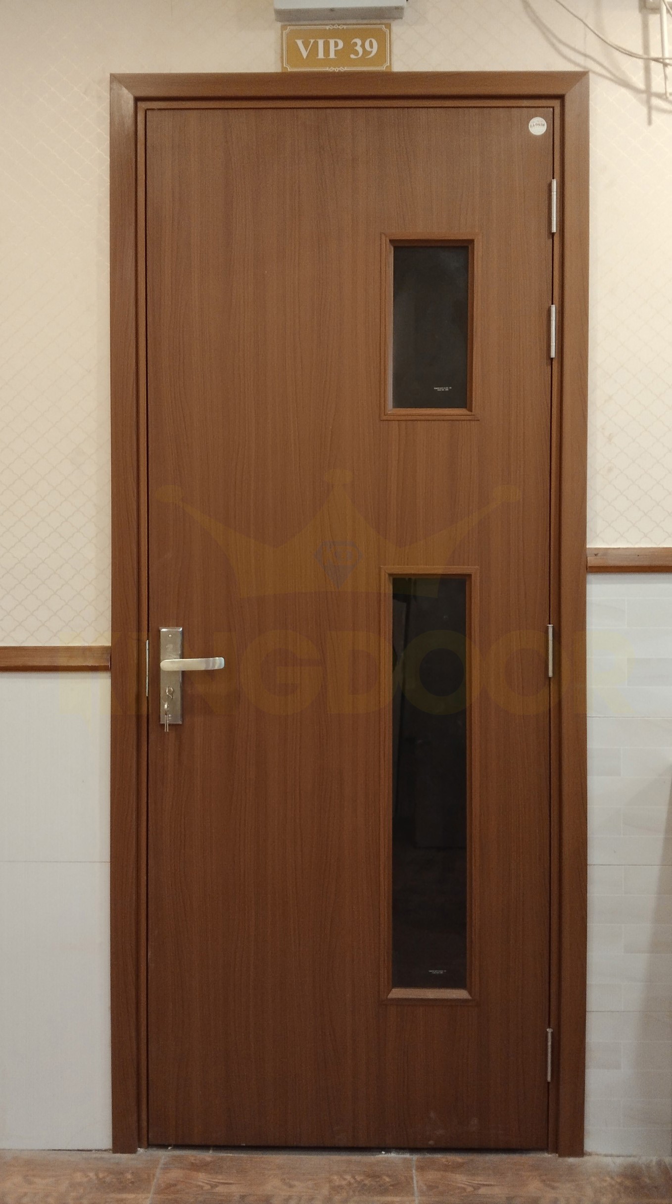 Cửa nhựa composite phủ da có ô kính