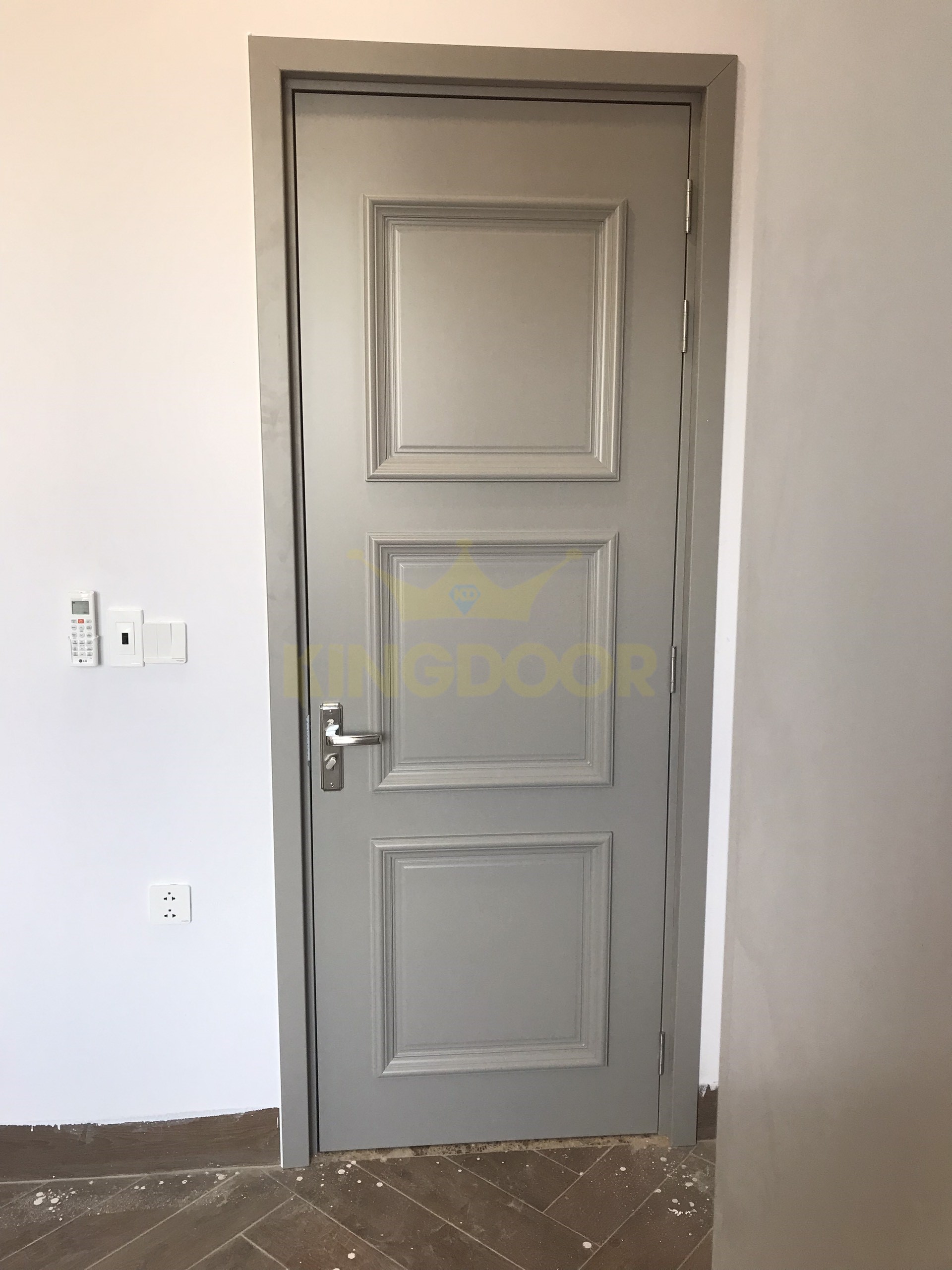 Mẫu cửa nhựa Composite phủ sơn dán chỉ nổi tân cổ điển