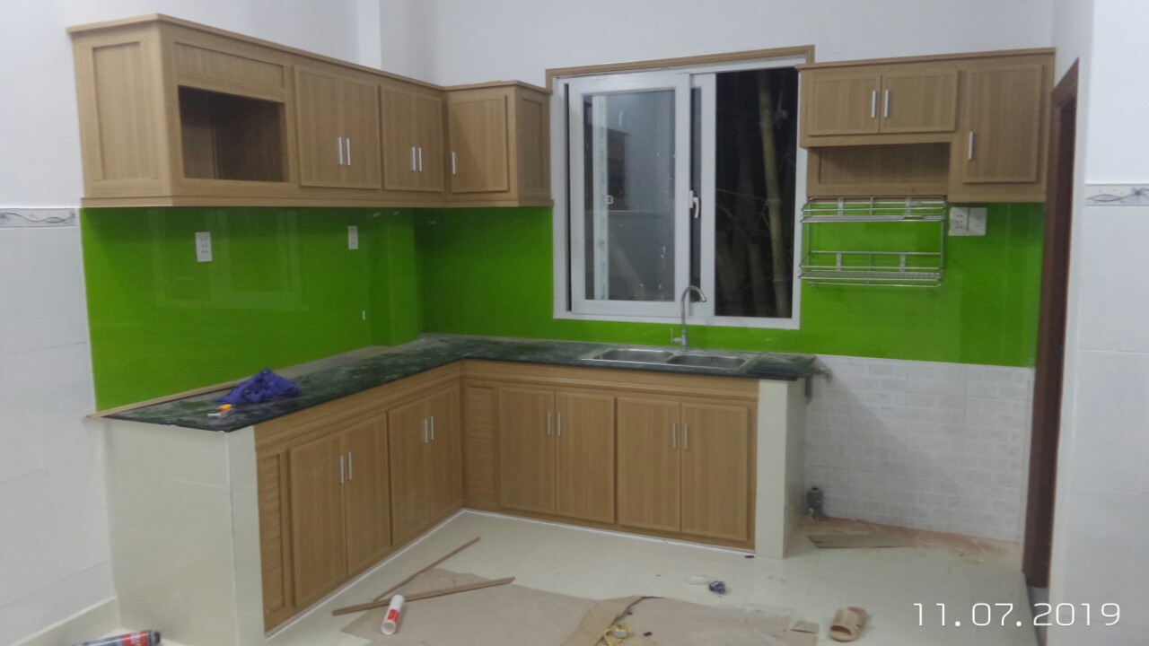 Tủ bếp mặt giữa lát Acrylic