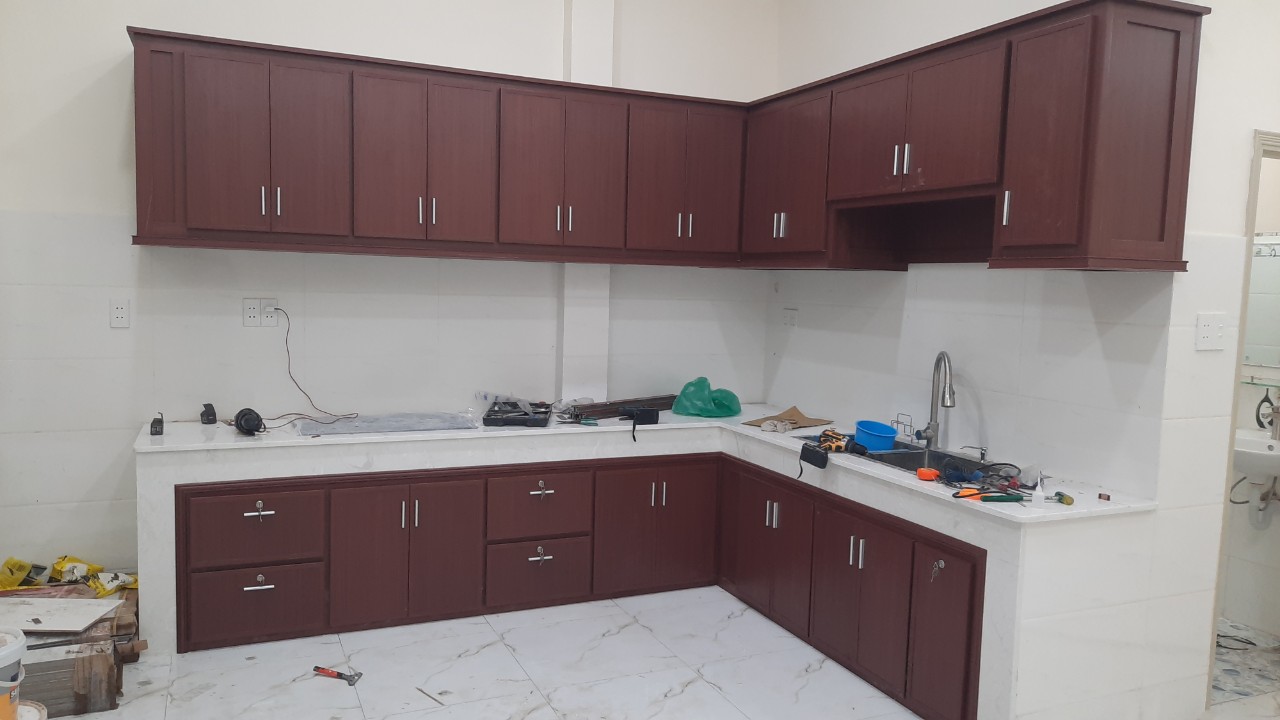 Tủ bếp màu đỏ nâu