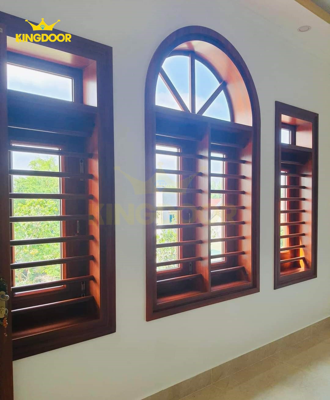 cửa sổ vân gỗ thoáng vòm