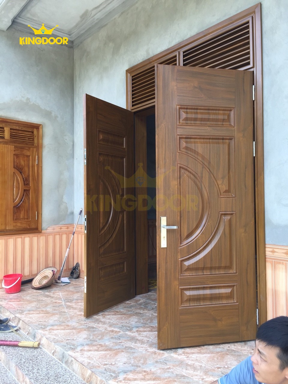 Nội, ngoại thất:  Mẫu cửa thép vân gỗ đẹp – Cửa thép giá rẻ Cua-thep-van-go-2-canh-7