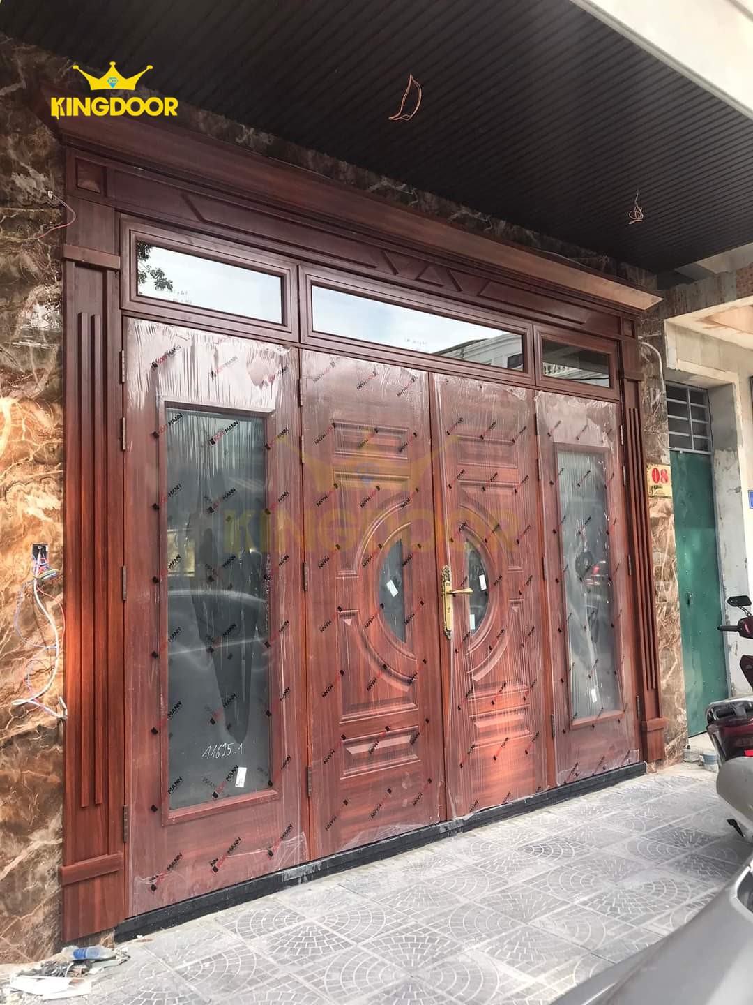 cửa thép vân gỗ 4 cánh đều luxury