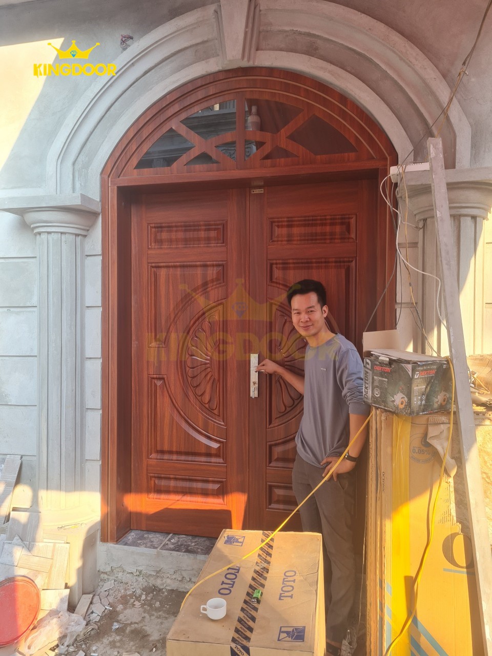 Nội, ngoại thất:  Mẫu cửa thép vân gỗ đẹp – Cửa thép giá rẻ Cua-thep-van-go-o-thoang-vom