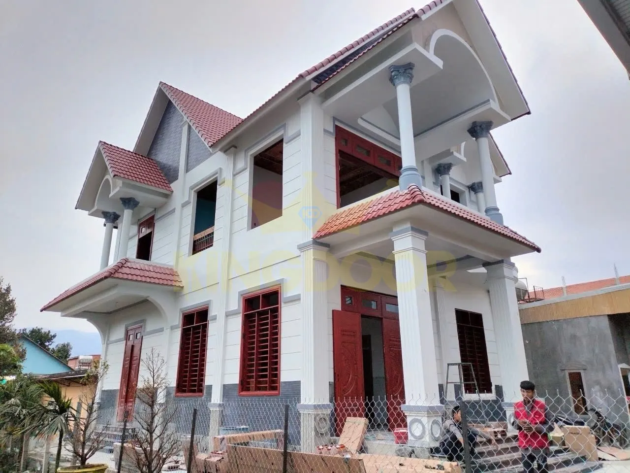 Cửa thép vân gỗ có bị rỉ sét không
