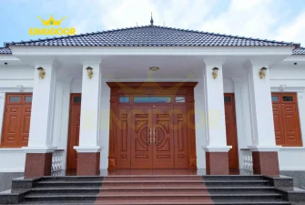 Cửa thép vân gỗ có dễ trầy xước không