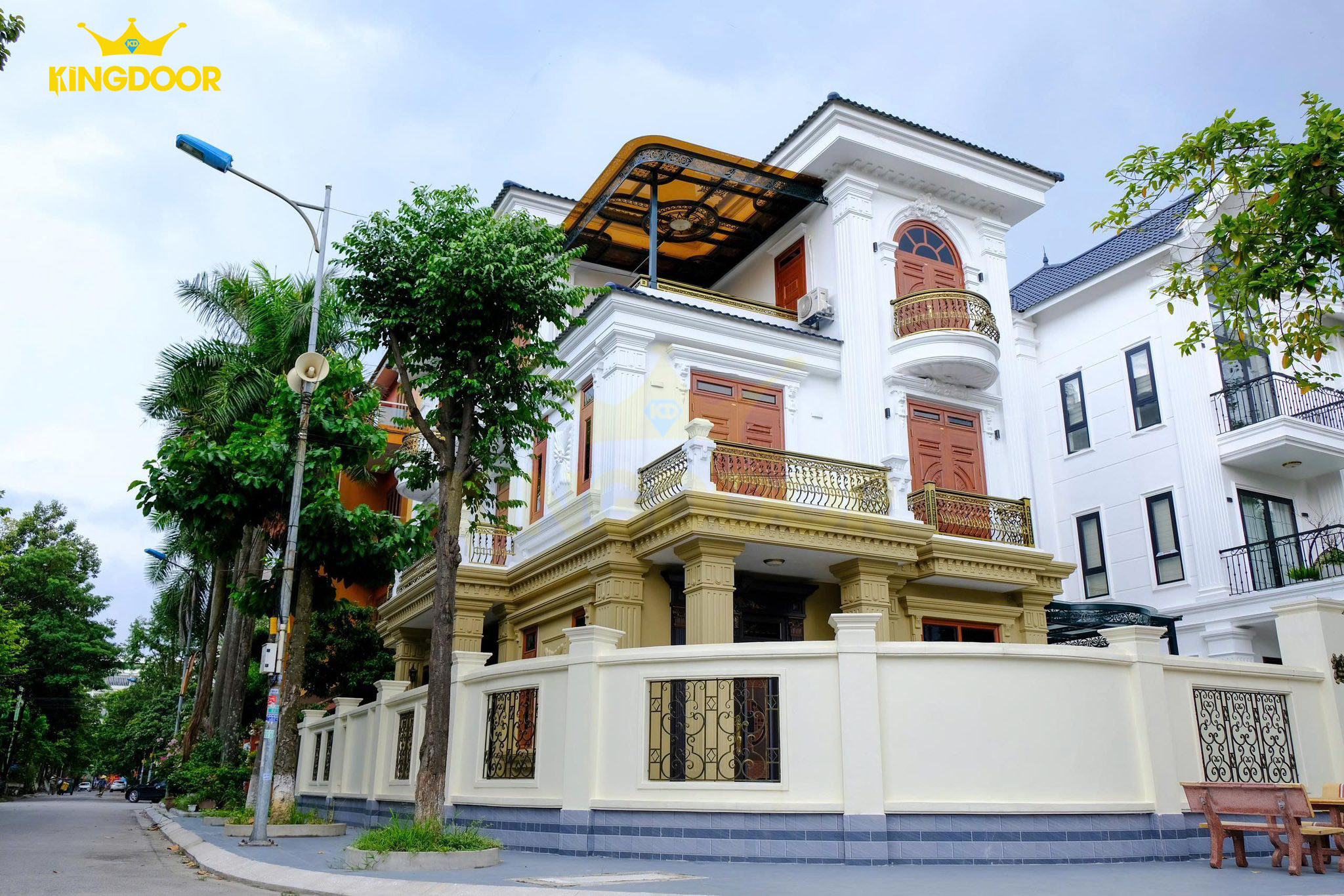 Biệt thự lắp full cửa thép vân gỗ