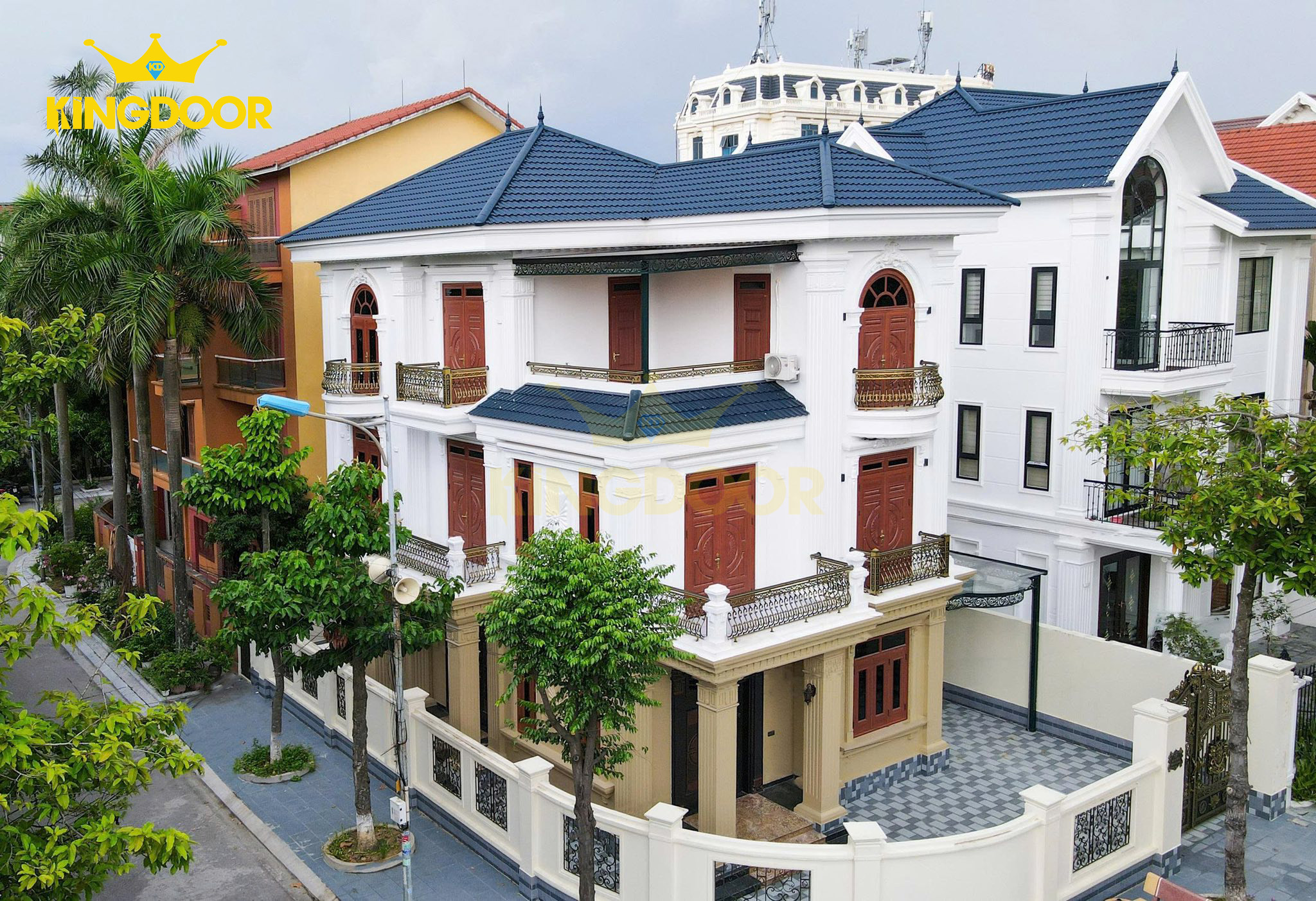 Biệt thự lắp full cửa thép vân gỗ