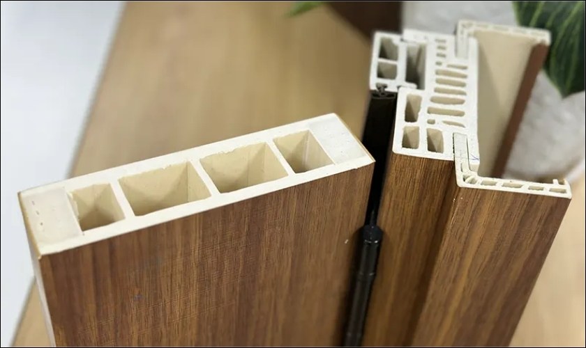 Cửa composite được thiết kế dạng khoang rộng giúp cách âm tốt.