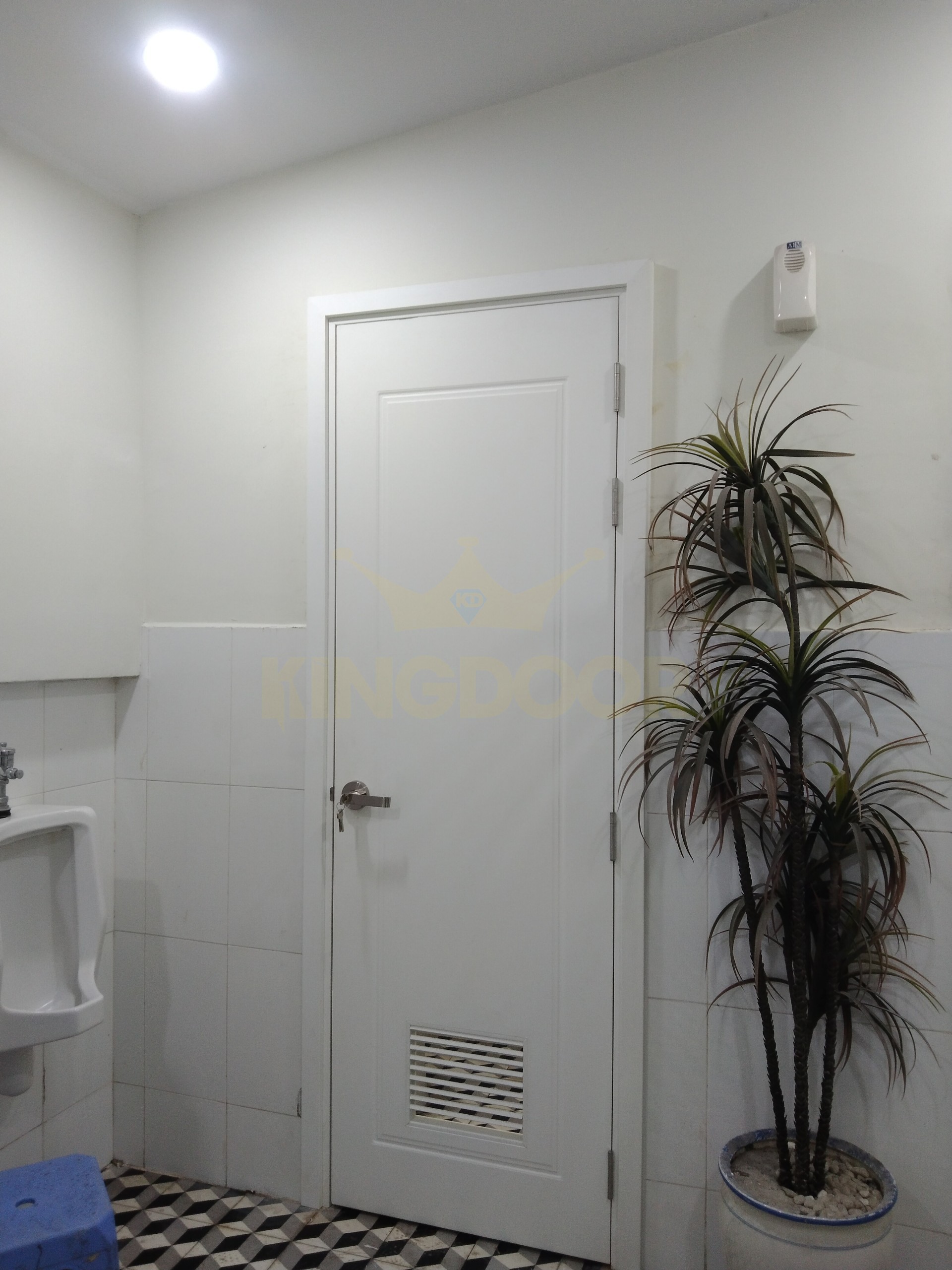 cửa composite màu trắng lắp tại nhà vệ sinh